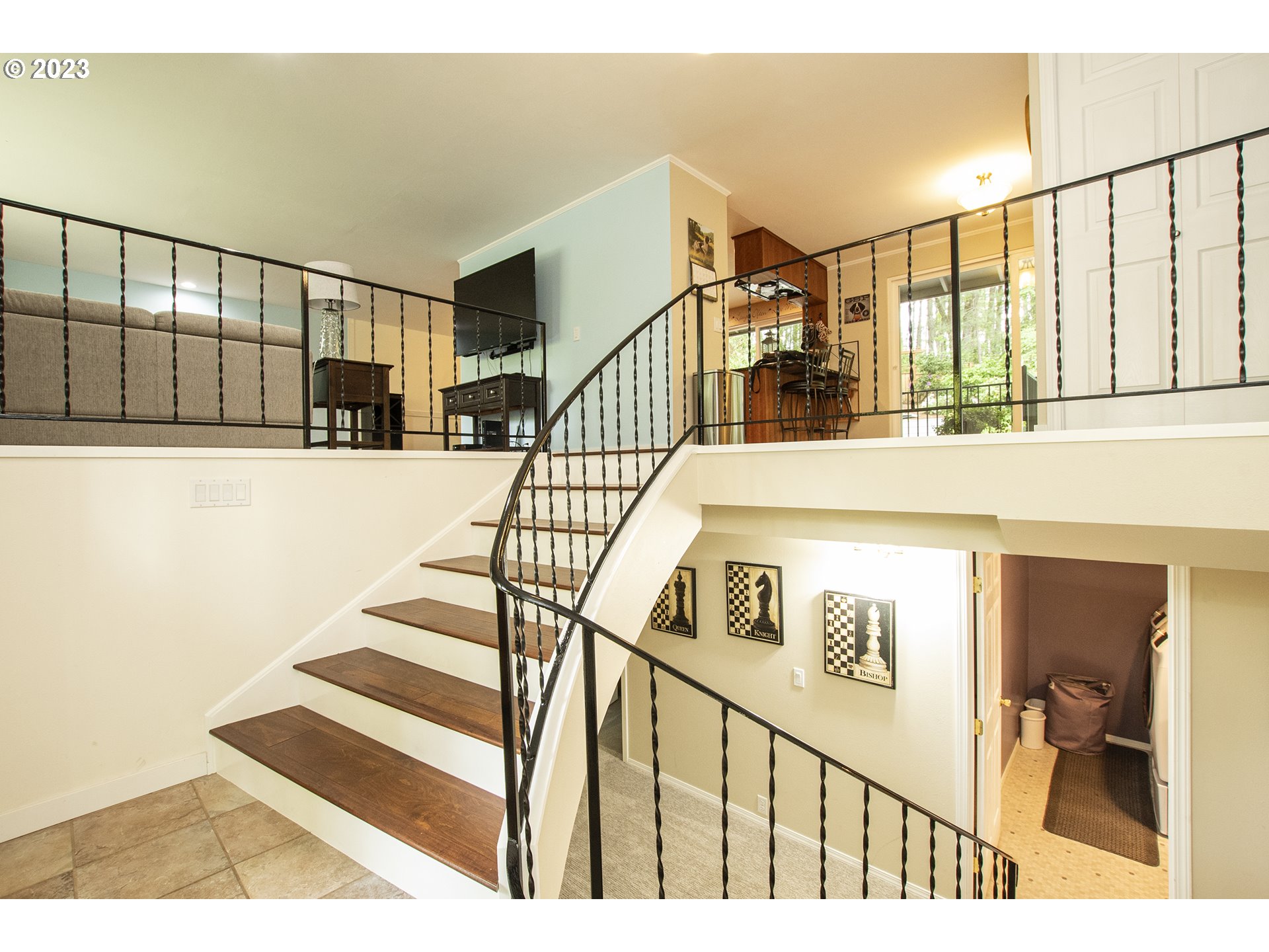 197 Brae Burn Drive Eugene, OR 97405 - Photo 5 of 42 a view of entryway