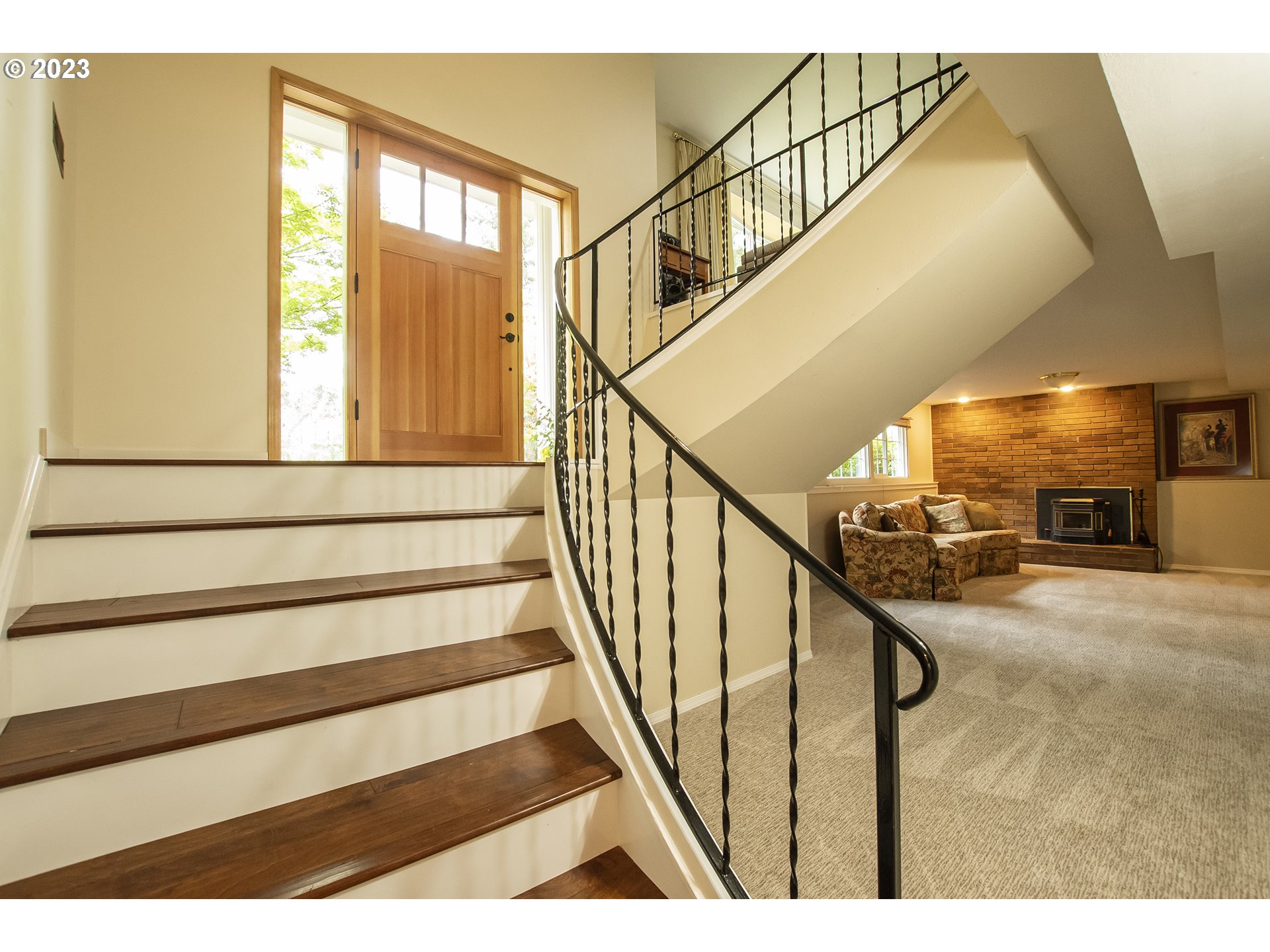 197 Brae Burn Drive Eugene, OR 97405 - Photo 6 of 42 a view of entryway