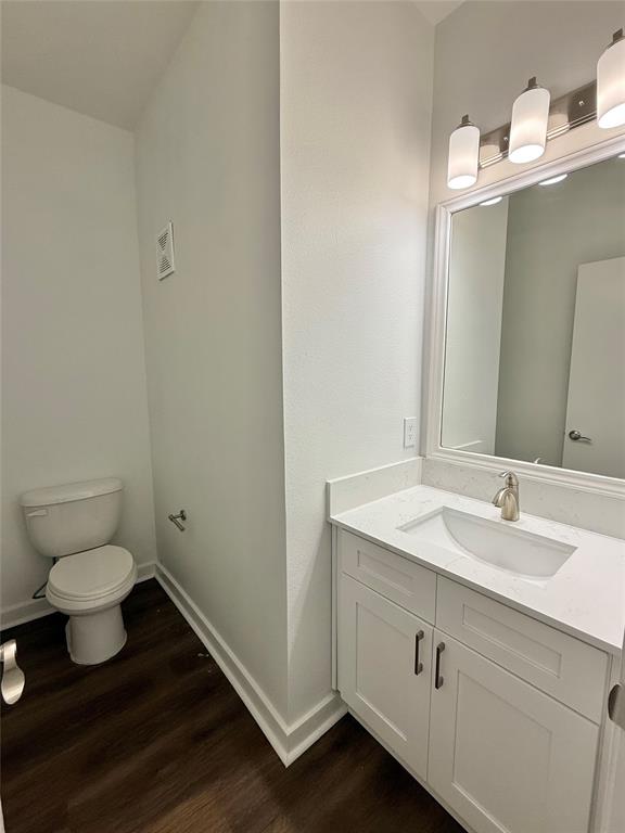 6740 Windhaven Parkway, Unit 5907 The Colony, TX 75056 - Photo 7 of 20 a bathroom with a sink and a mirror