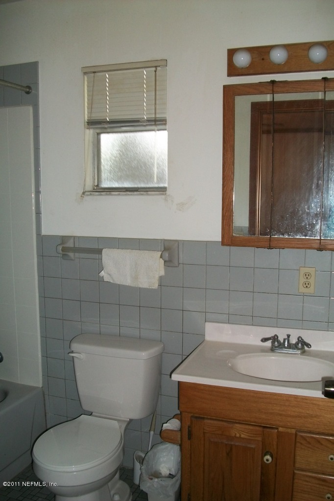5166 Woodcrest Road Jacksonville, FL 32205 - Photo 6 of 14 Master bath