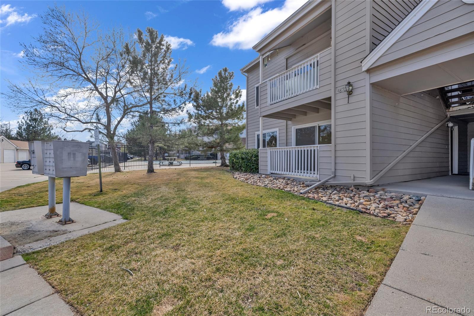 4870 Twin Lakes Road, Unit 1 Boulder, CO 80301 - Photo 3 of 26 a backyard of a house with lots of green space