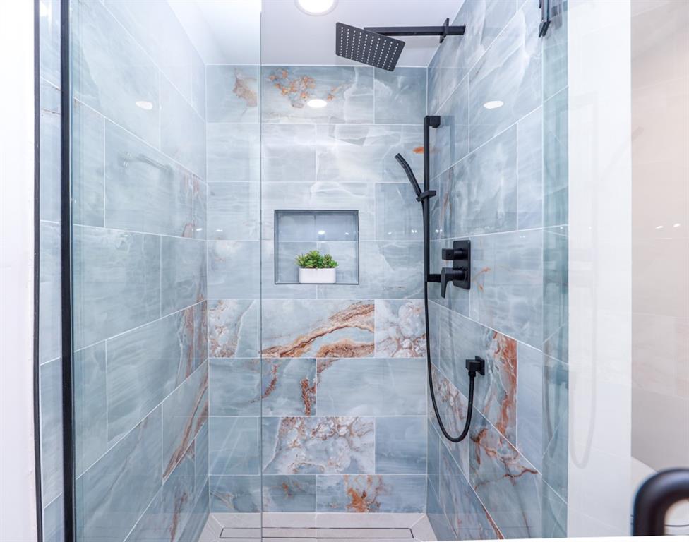 2566 Creekwood Terrace Decatur, GA 30030 - Photo 15 of 49 a bathroom with a shower