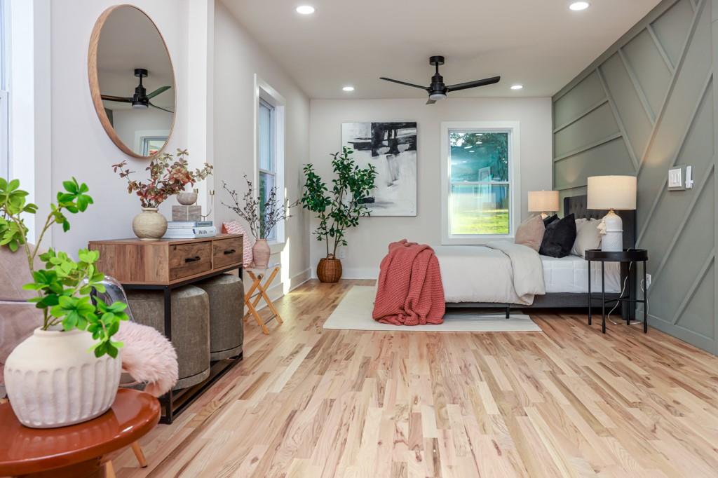 2566 Creekwood Terrace Decatur, GA 30030 - Photo 18 of 49 a living room with furniture flowerpot and wooden floor