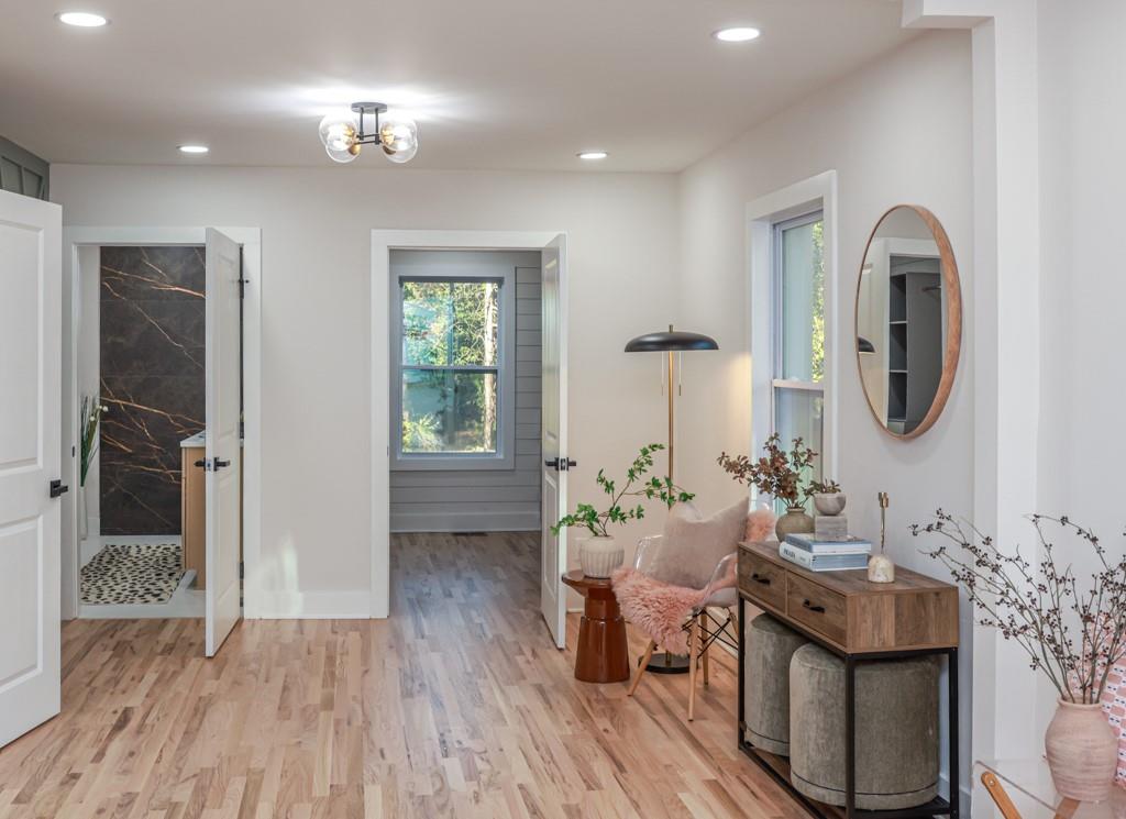 2566 Creekwood Terrace Decatur, GA 30030 - Photo 21 of 49 a living room with furniture