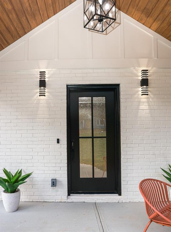 2566 Creekwood Terrace Decatur, GA 30030 - Photo 4 of 49 a view of a door and chair