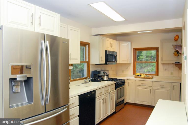 500 Riverside Drive Pasadena, MD 21122 - Photo 8 of 29 Kitchen w/ stainless steel appliances