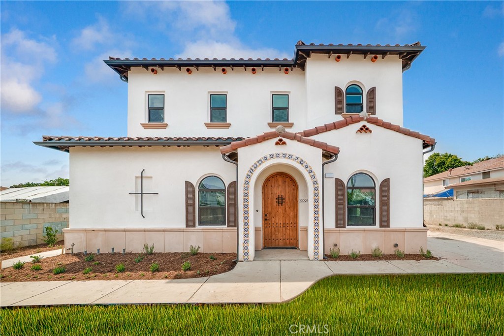 a view of front a house with a yard