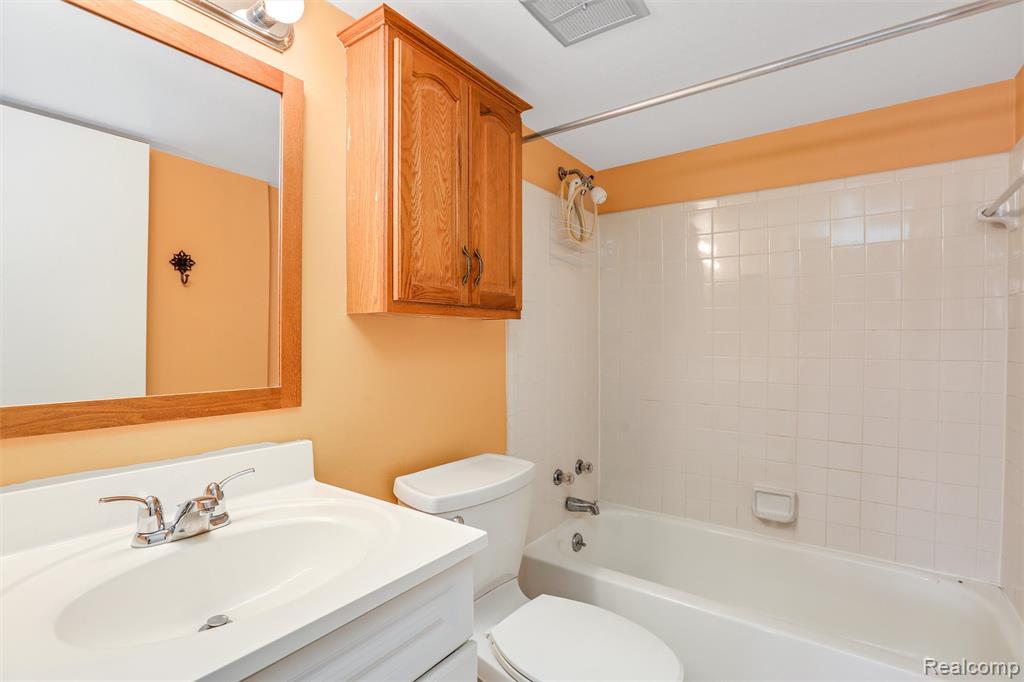 27374 Evergreen Road, Unit 4 Lathrup Village, MI 48076 - Photo 13 of 26