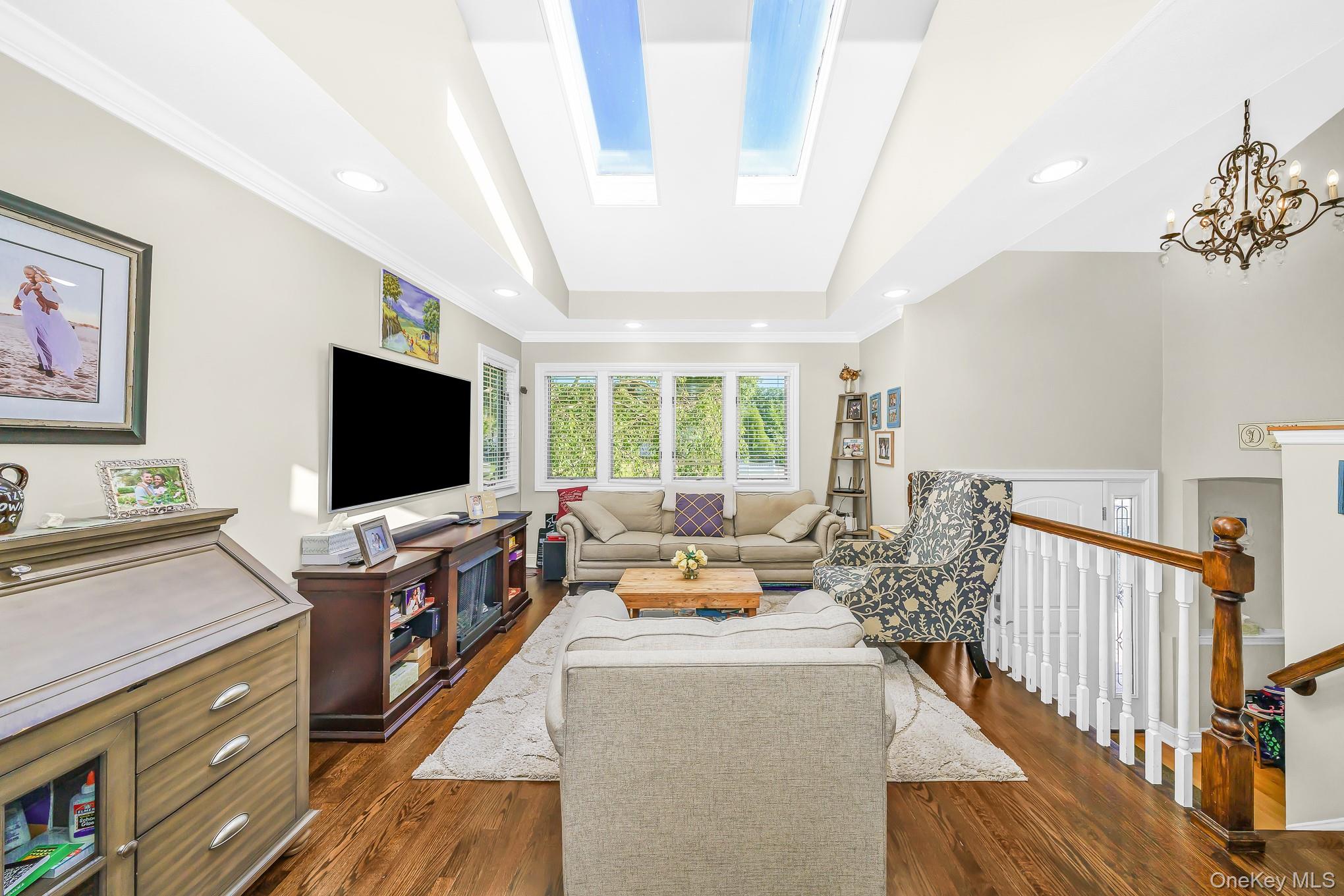 9 Wayne Place Commack, NY 11725 - Photo 4 of 36
