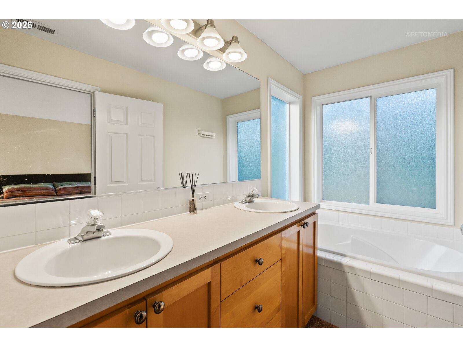 6030 Southwest Port Orford Street Tualatin, OR 97062 - Photo 16 of 35 Owner's Suite Bathroom