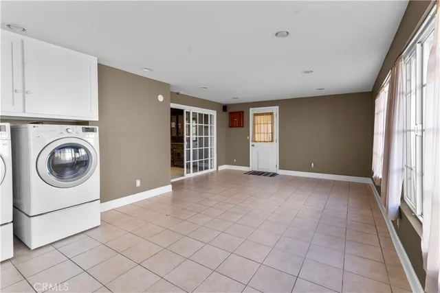 a view of a livingroom with washer and dryer