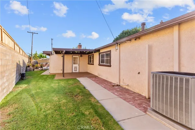 a view of an house with backyard and garden