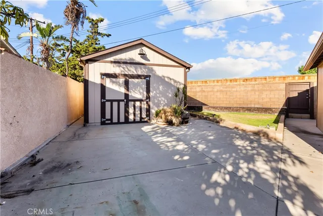 a view of a house with backyard floor and a backyard