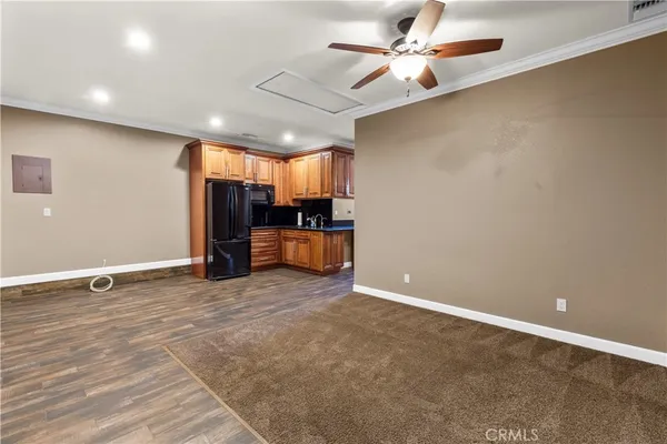 a view of a livingroom with furniture and a ceiling fan