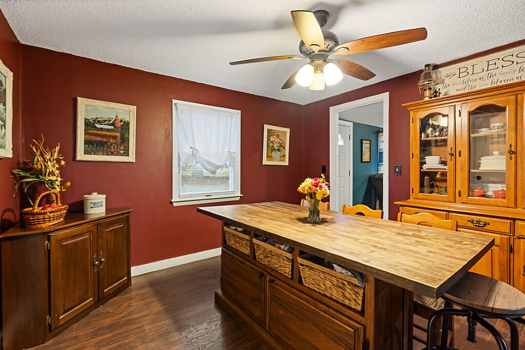 733 Middle Road Skowhegan, ME 04976 - Photo 23 of 58 23 Dining room