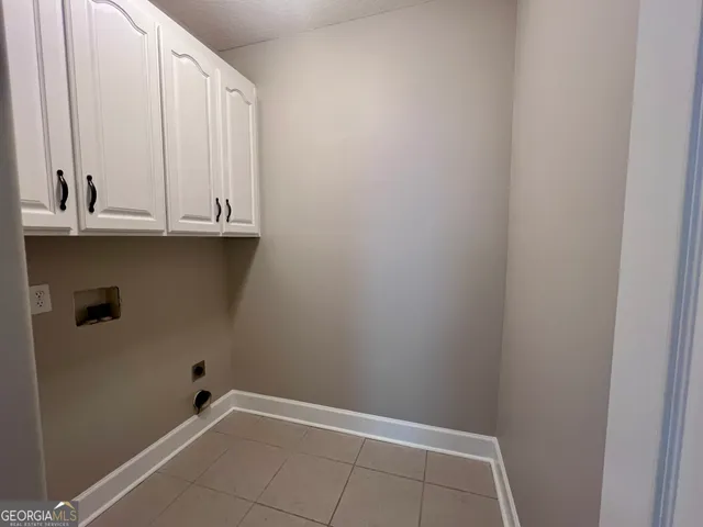 a view of room with marble wall