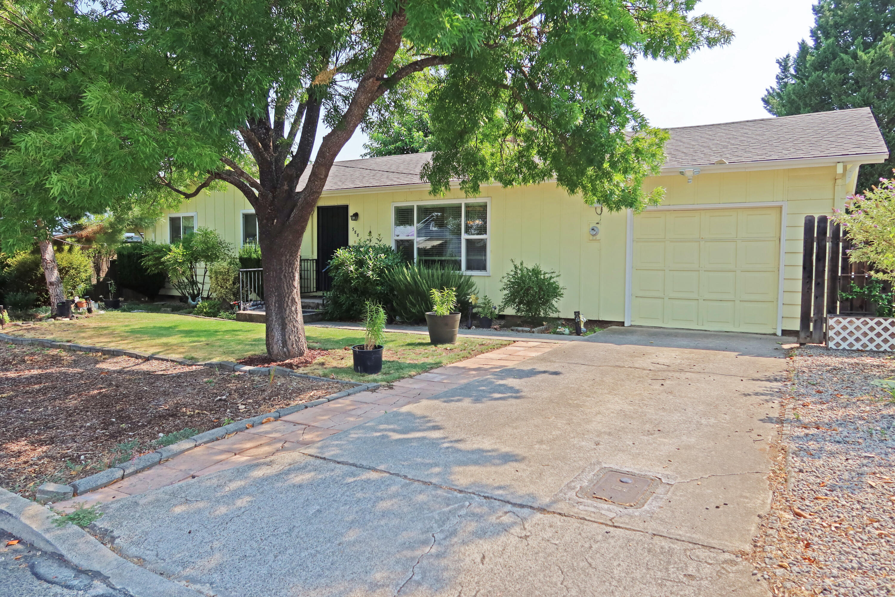 588 North 6th Street Central Point, OR 97502 - Photo 24 of 26 Attached Garage & Off-street Parking