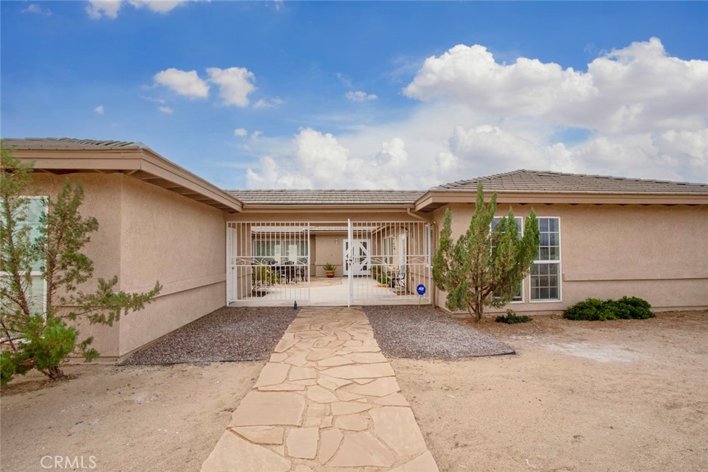 a view of a house with backyard and garden