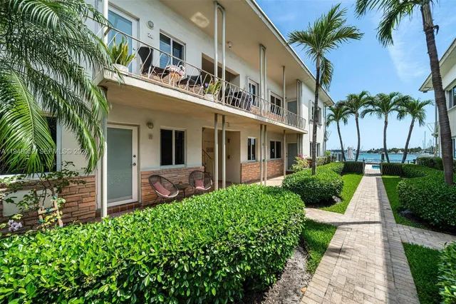 $2,800 | 1130 Venetian Way, Unit 1E, Miami, FL 33139