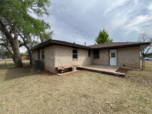 $220,000 | 203 Ave I Southeast, Childress, TX 79201