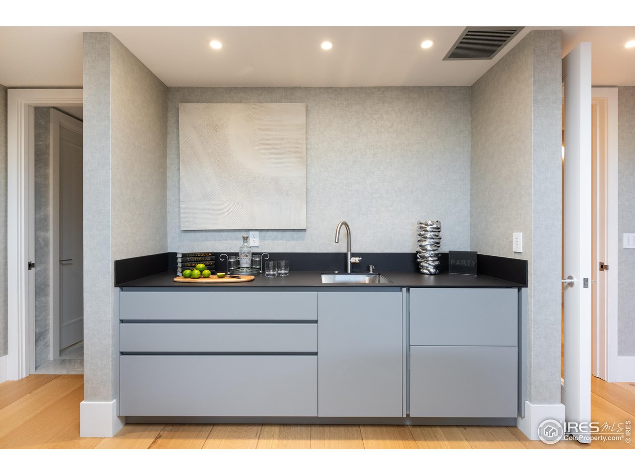 1505 Sunset Boulevard Boulder, CO 80304 - Photo 30 of 40 a bathroom with a sink and a bathtub