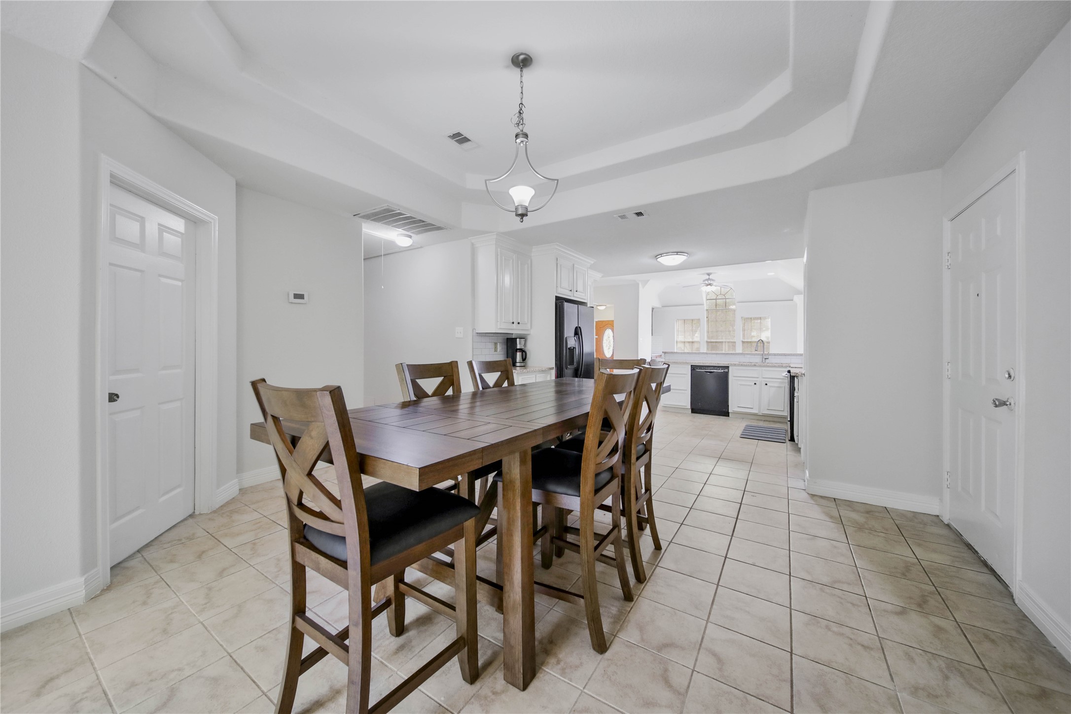4943 Gammage Street Houston, TX 77021 - Photo 10 of 22 There is plenty of space to enjoy family meals in this dining room. To the right is access to the single car garage. To the left is a private study with built-ins.