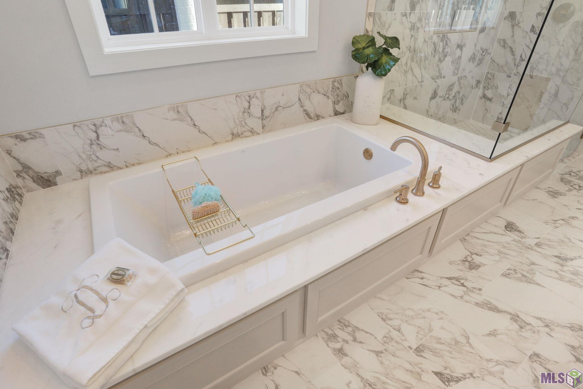 13807 Harveston Mill Drive Baton Rouge, LA 70810 - Photo 19 of 42 Primary tub