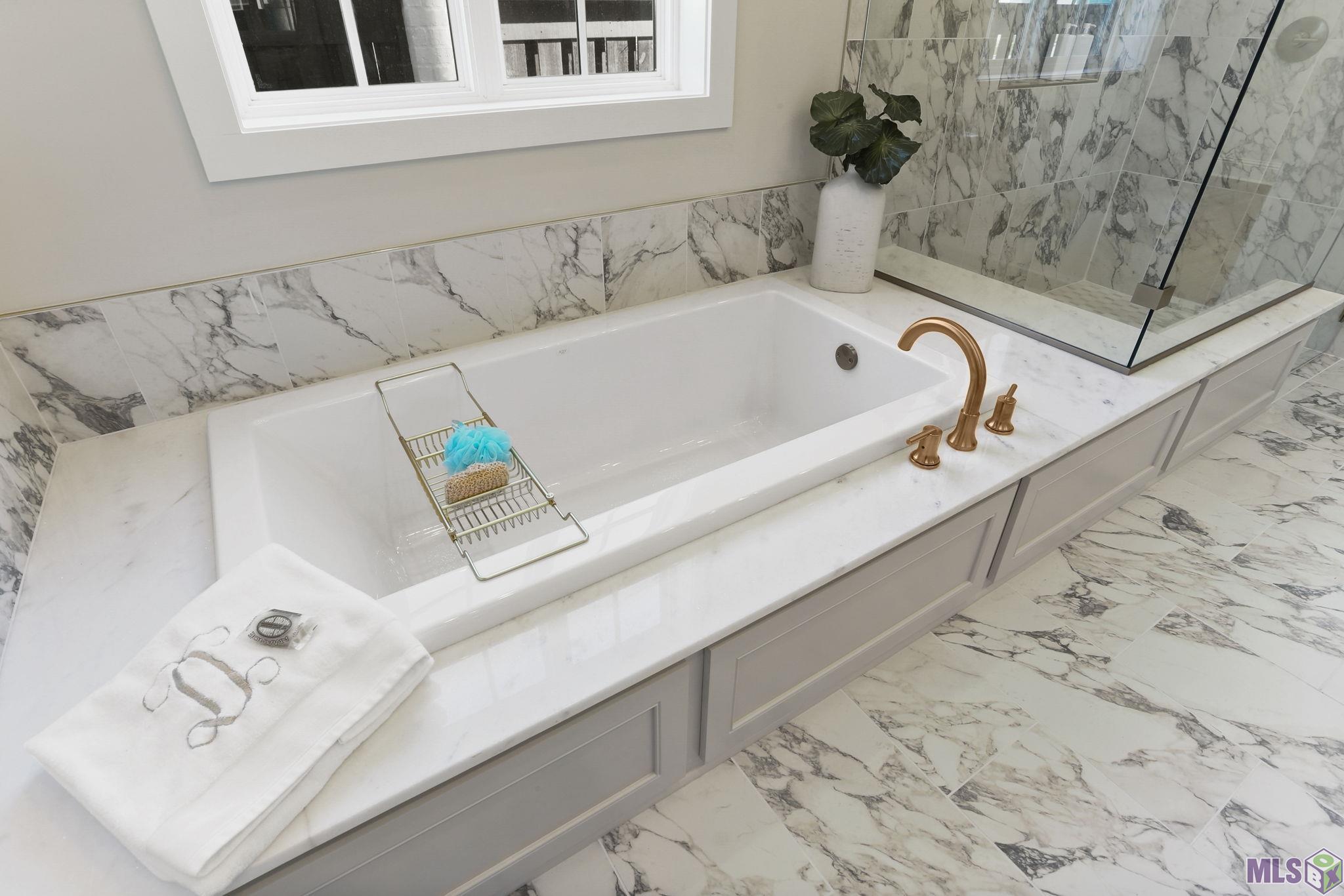 13807 Harveston Mill Drive Baton Rouge, LA 70810 - Photo 20 of 42 Primary tub