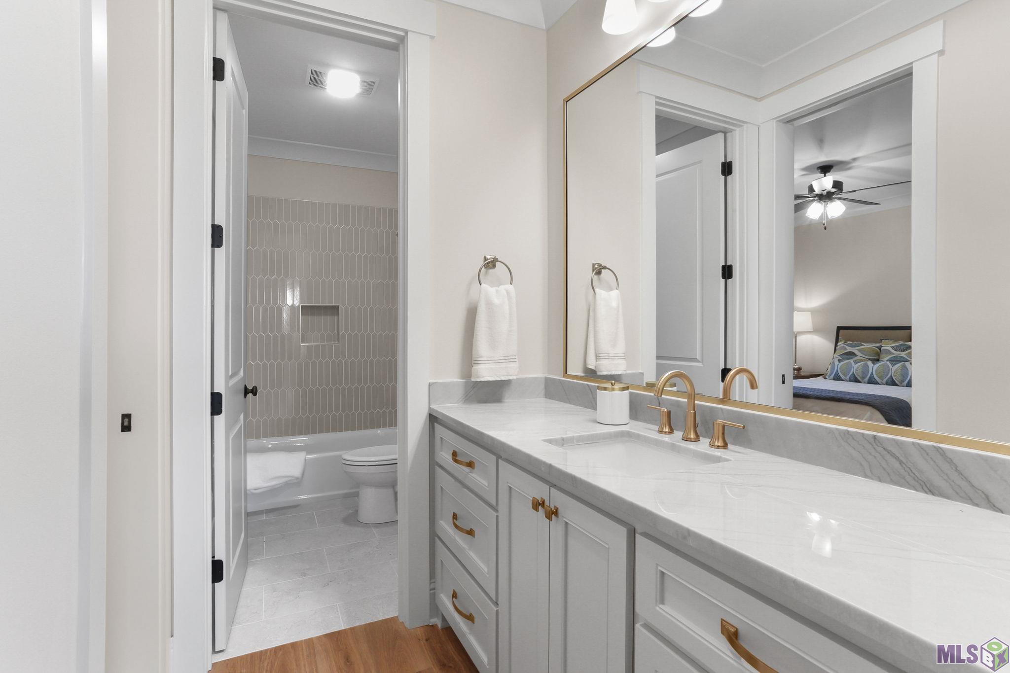 13807 Harveston Mill Drive Baton Rouge, LA 70810 - Photo 32 of 42 Upstairs bath