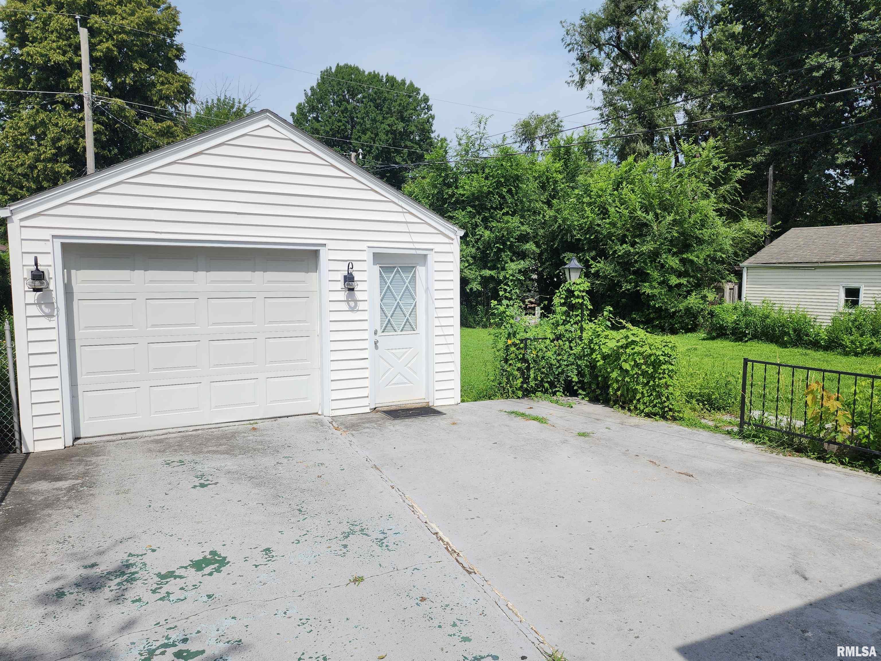 2537 Holmes Avenue Springfield, IL 62704 - Photo 3 of 34