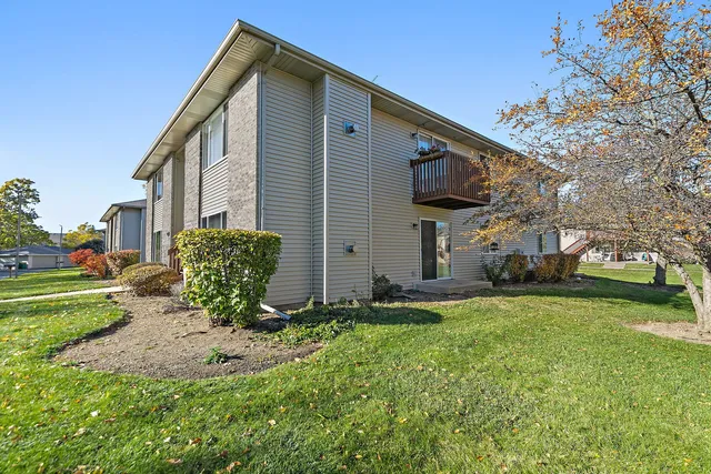 $200,000 | 480 Westwood Court, Unit C, Crystal Lake, IL 60014