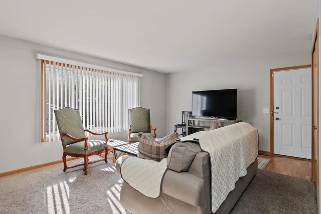 $200,000 | 480 Westwood Court, Unit C, Crystal Lake, IL 60014