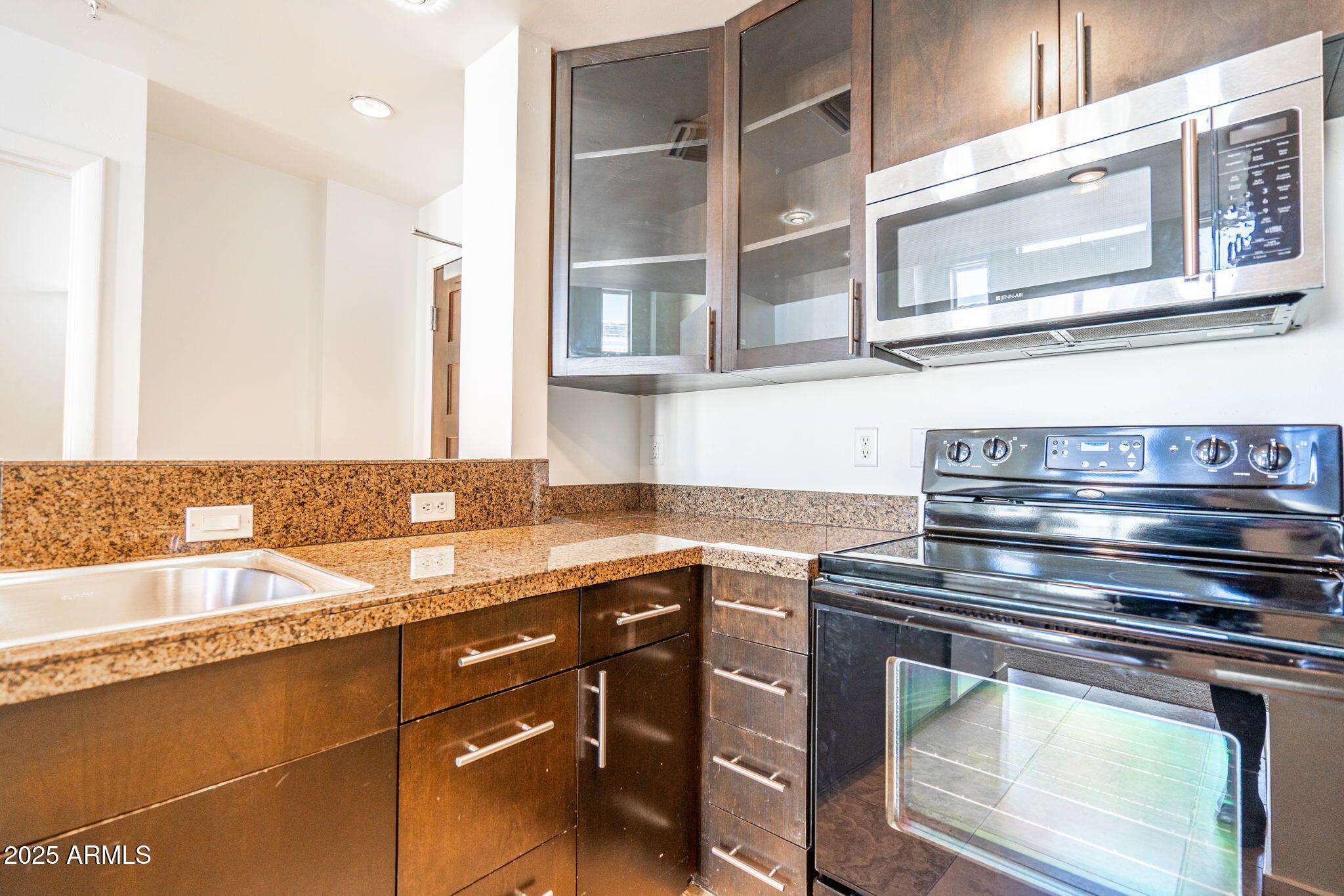 215 East McKinley Street, Unit 406 Phoenix, AZ 85004 - Photo 7 of 16 Kitchen