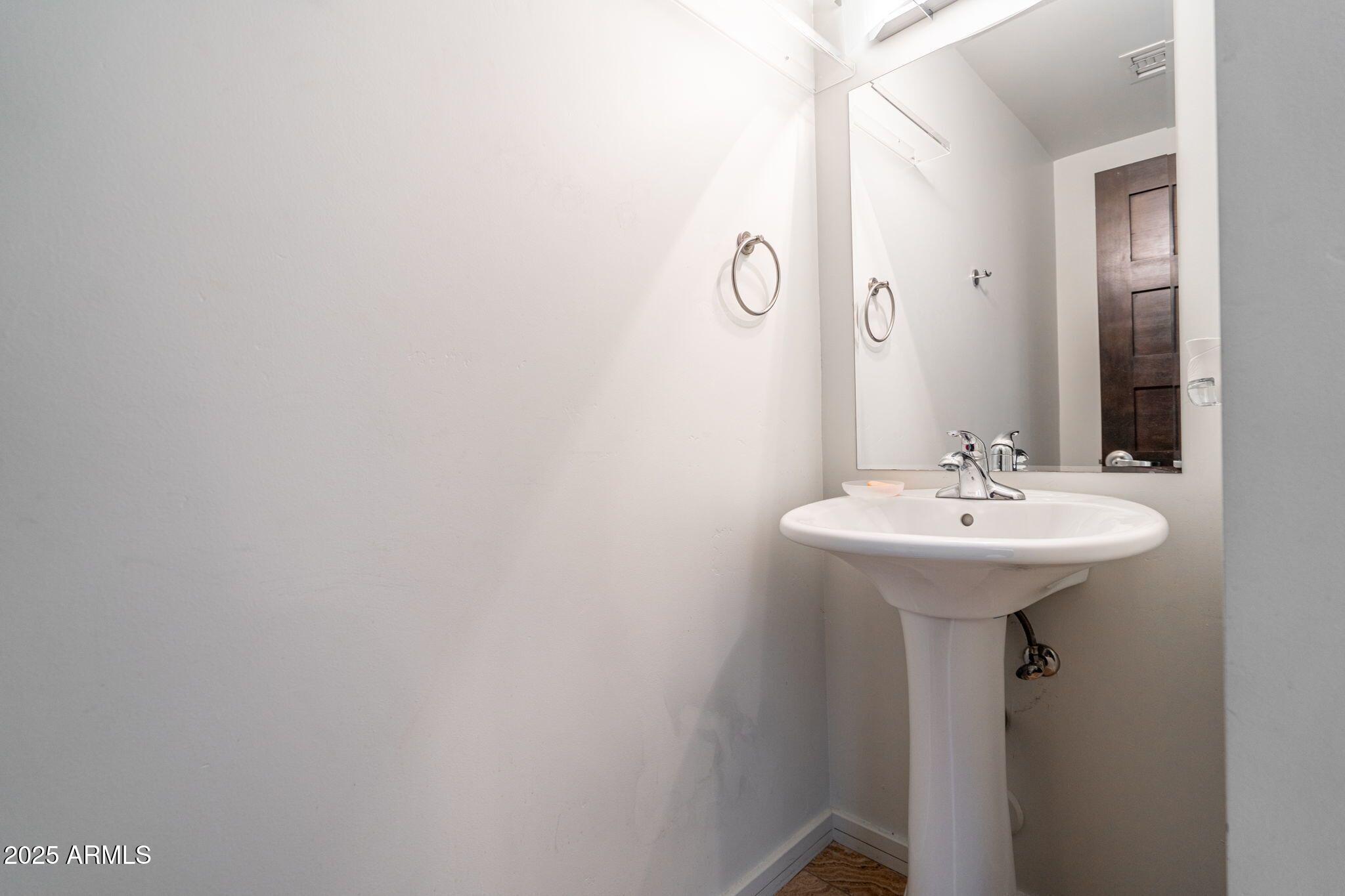 215 East McKinley Street, Unit 406 Phoenix, AZ 85004 - Photo 8 of 16 Half Batj