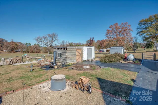 a view of a house with backyard