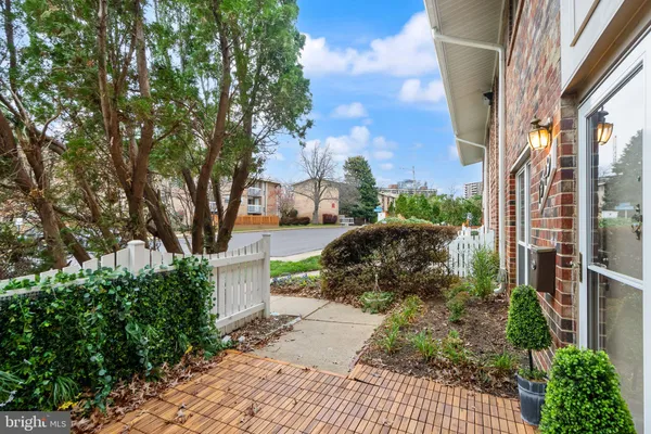 a view of a back yard