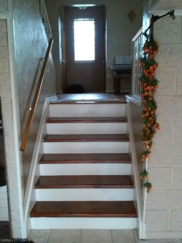 18050 Rainbow Road Fraser, MI 48026 - Photo 18 of 42 19.jpg