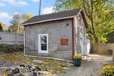 $2,500 | 267 Green End Avenue, Middletown, RI 02842