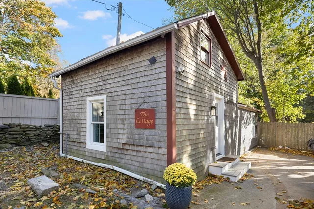 $2,500 | 267 Green End Avenue, Middletown, RI 02842