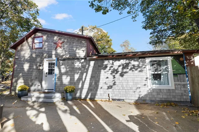 $2,500 | 267 Green End Avenue, Middletown, RI 02842