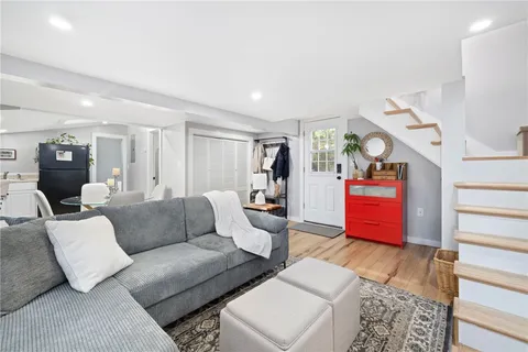 $2,500 | 267 Green End Avenue, Middletown, RI 02842