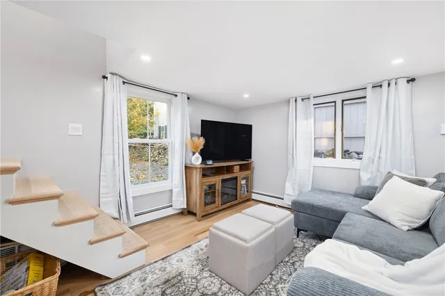 $2,500 | 267 Green End Avenue, Middletown, RI 02842