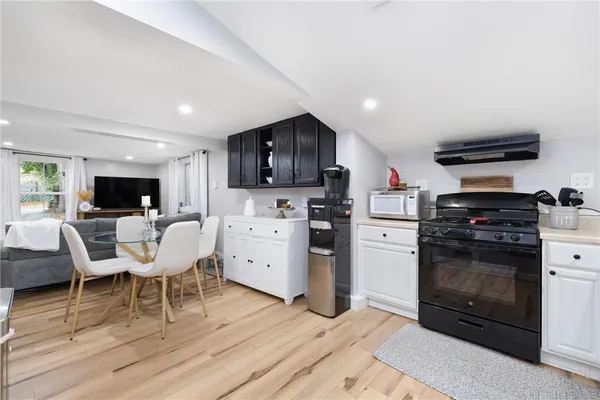 $2,500 | 267 Green End Avenue, Middletown, RI 02842