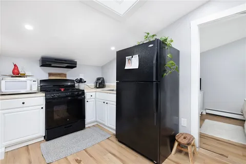 $2,500 | 267 Green End Avenue, Middletown, RI 02842