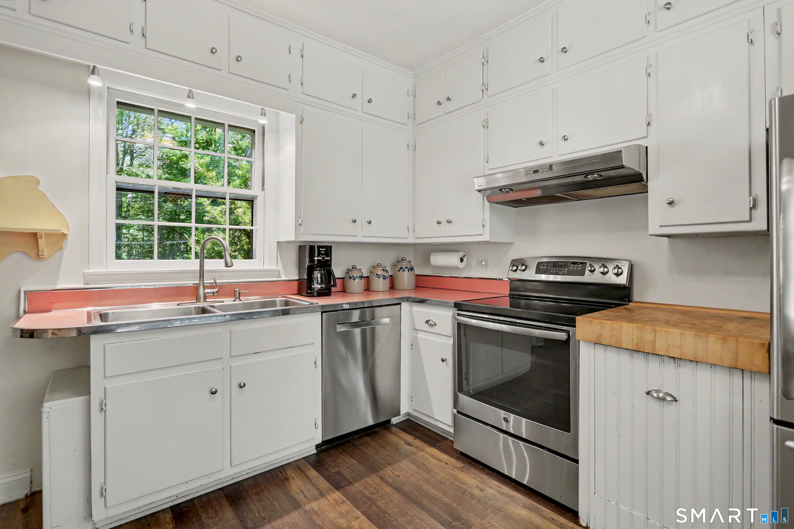 31 Vista Road Wilton, CT 06897 - Photo 9 of 34 .Authentic 1961 vintage countertops add nostalgic charm and character to this bright, functional kitchen with abundant cabinetry and workspace.