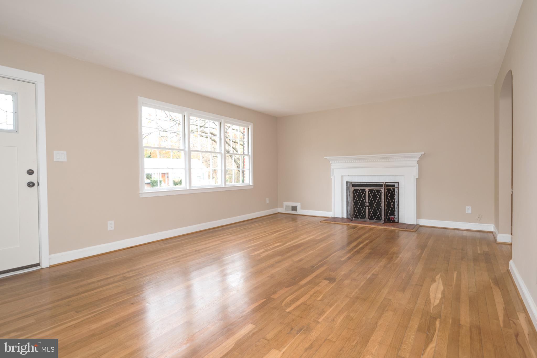 5302 Atlee Place Springfield, VA 22151 - Photo 14 of 22 Living Room