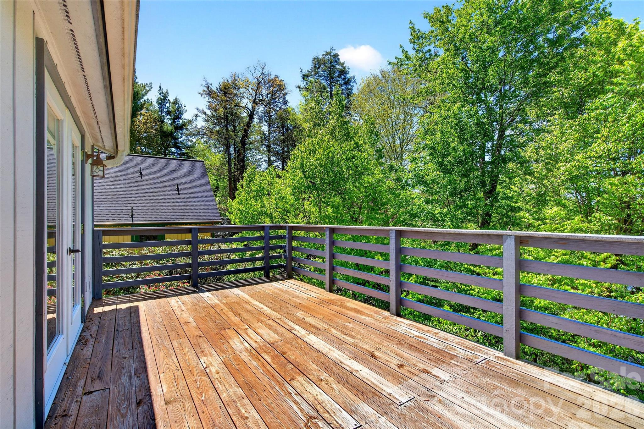 334 Harbor Lake Road Newland, NC 28657 - Photo 13 of 48 a balcony with wooden floor and fence