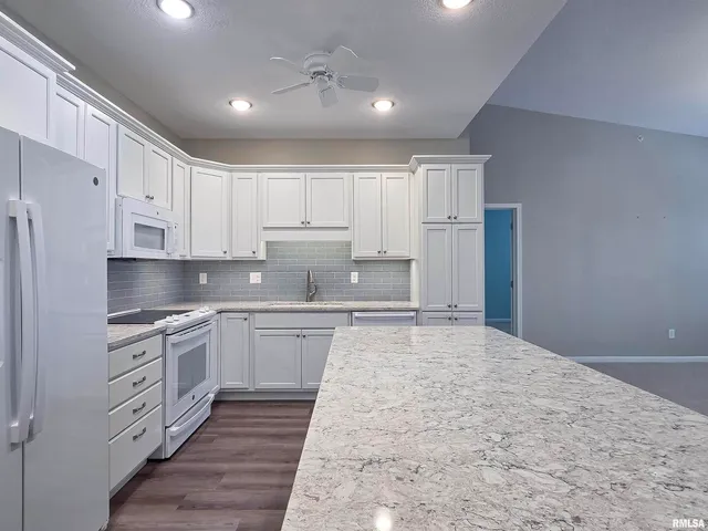 $275,000 | 2592 Middle Road, Bettendorf, IA 52722