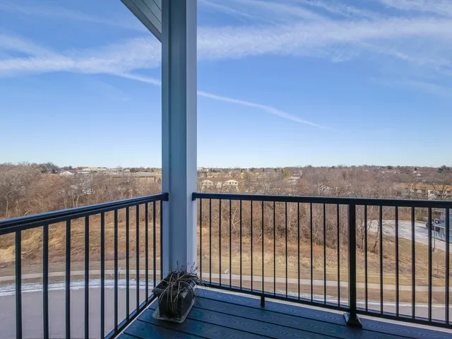 $275,000 | 2592 Middle Road, Bettendorf, IA 52722