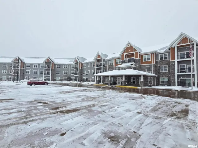 $275,000 | 2592 Middle Road, Bettendorf, IA 52722